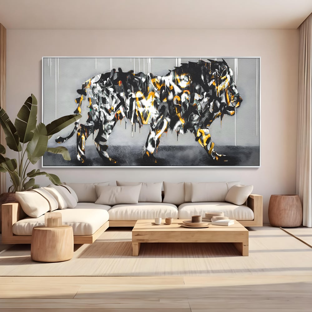 Tablou canvas cu tablou canvas cu leu in stil graffiti, in rama de aluminiu argintiu, pe perete intr-un living